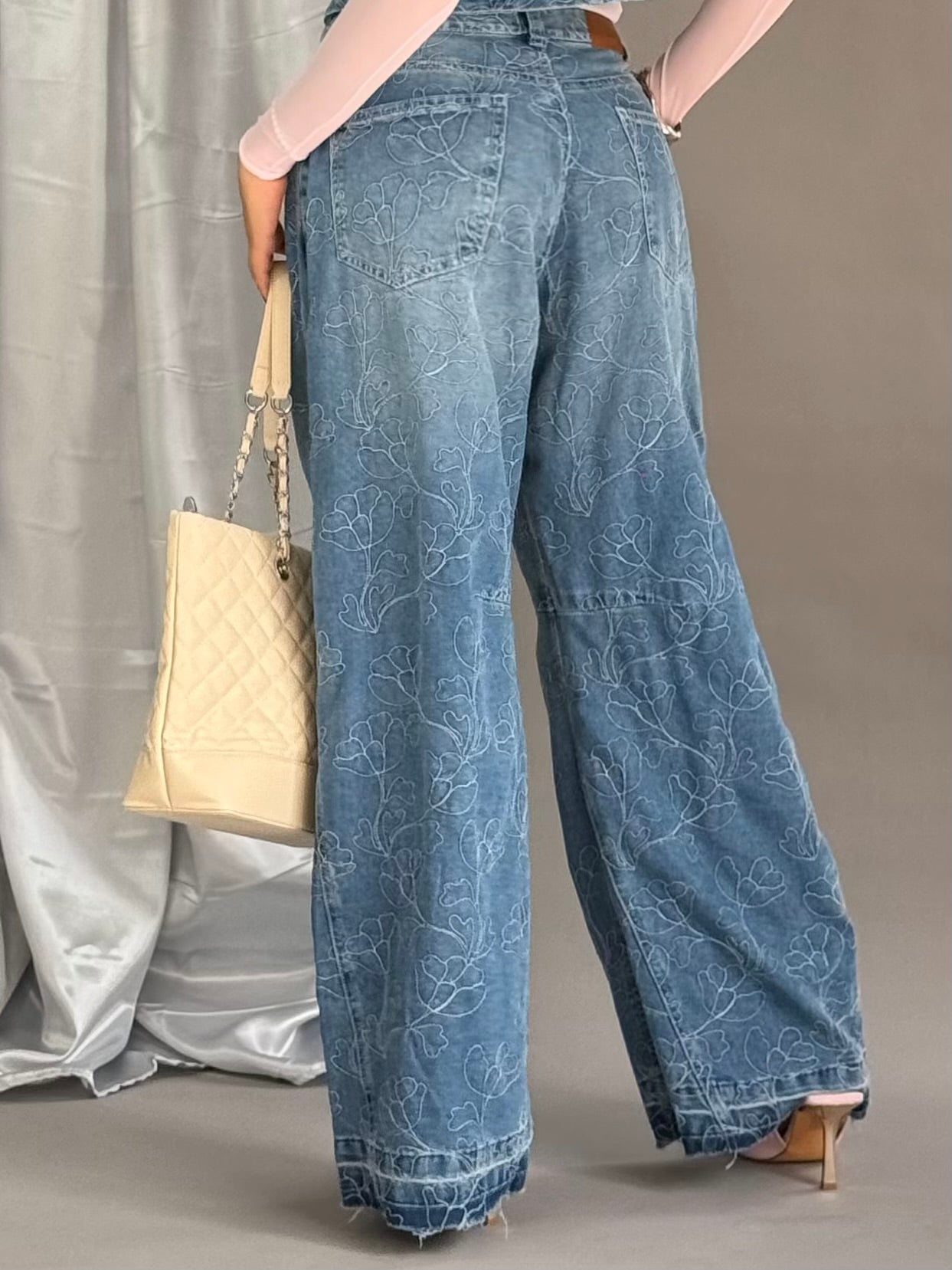 JEAN WIDE LEG TIRO MEDIO BORDADO TEXTIL