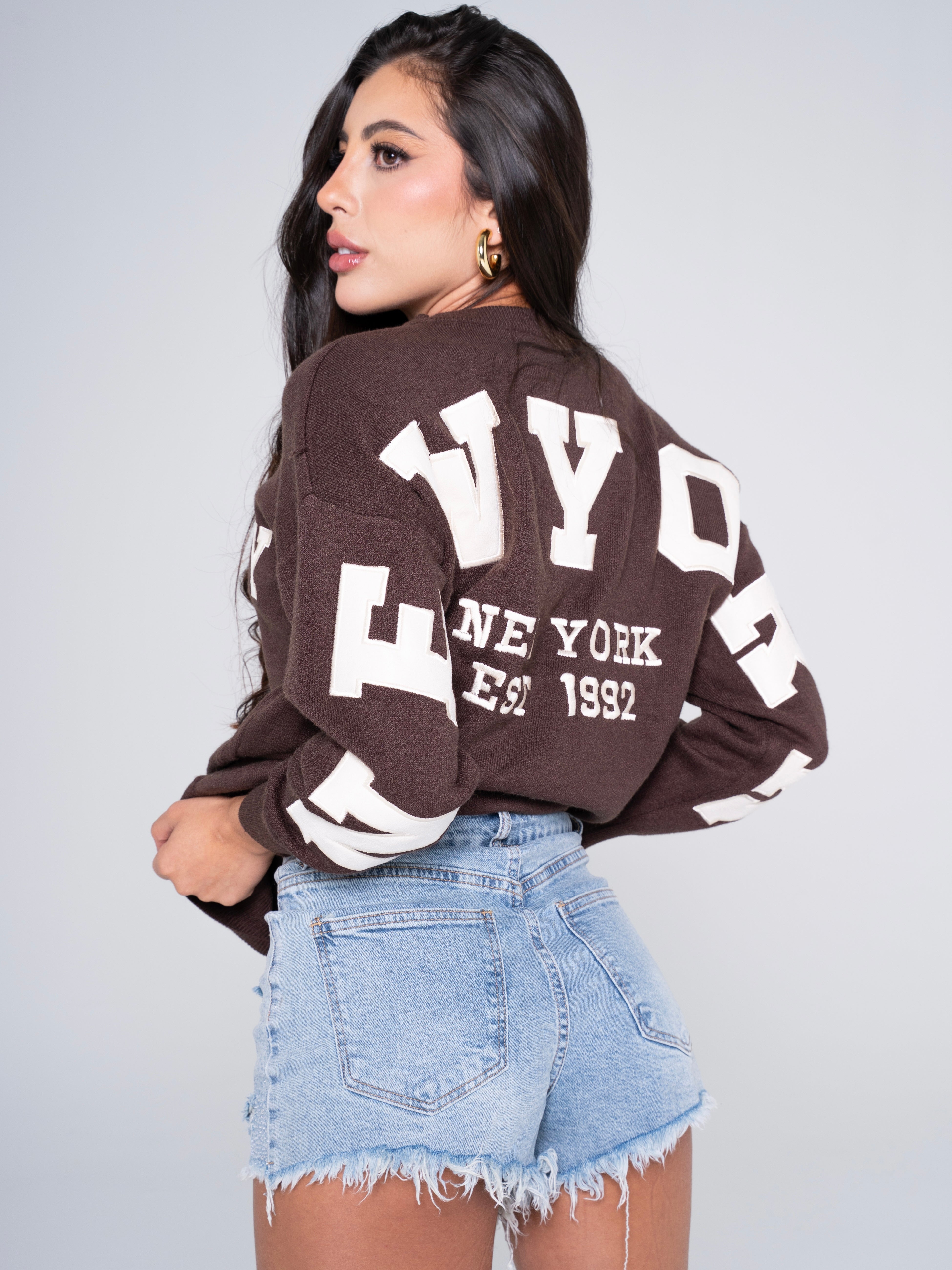 SHORT DENIM CON DESGASTE Y PEDRERÍA