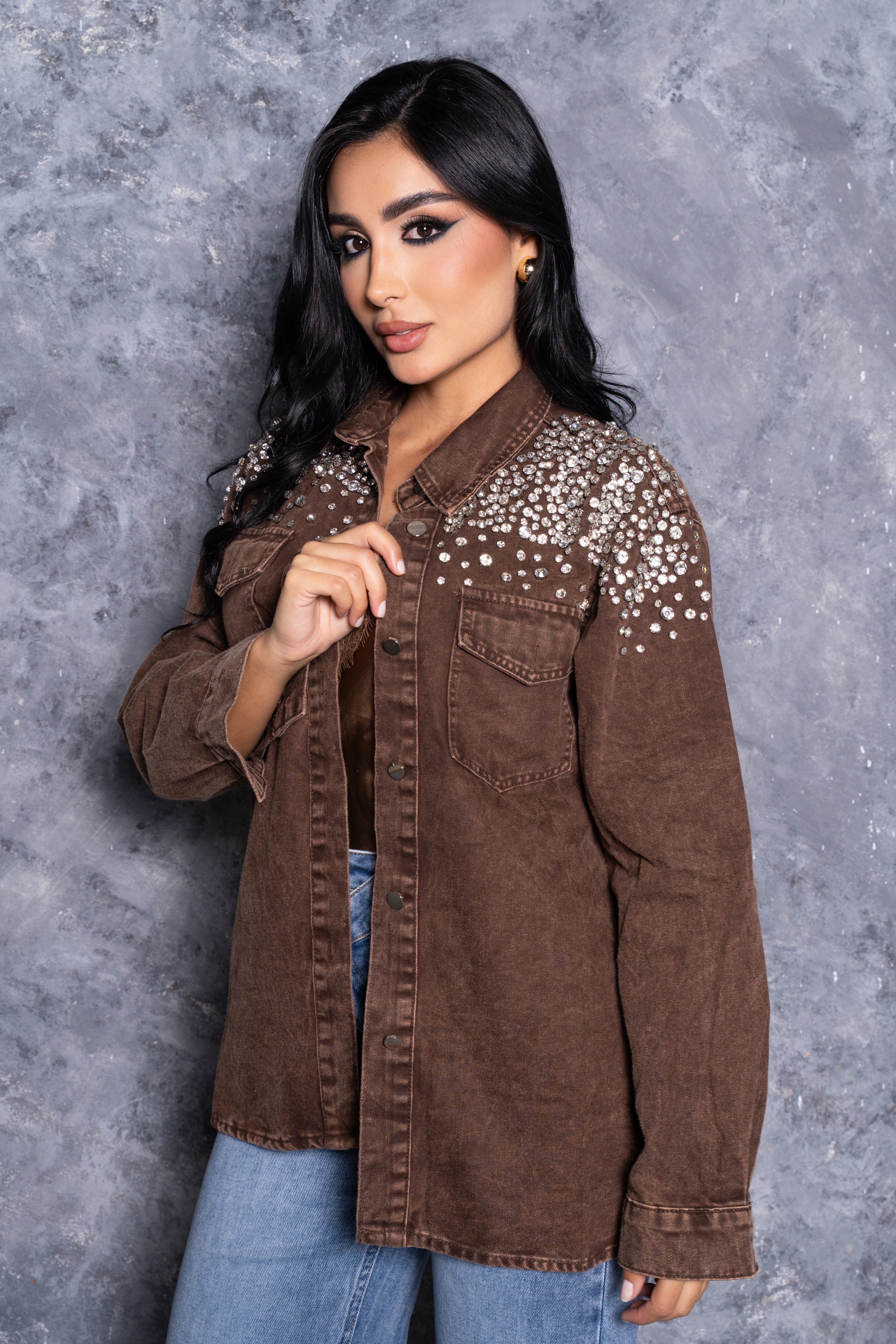 CHAQUETA DENIM CON PEDRERIA EN HOMBROS