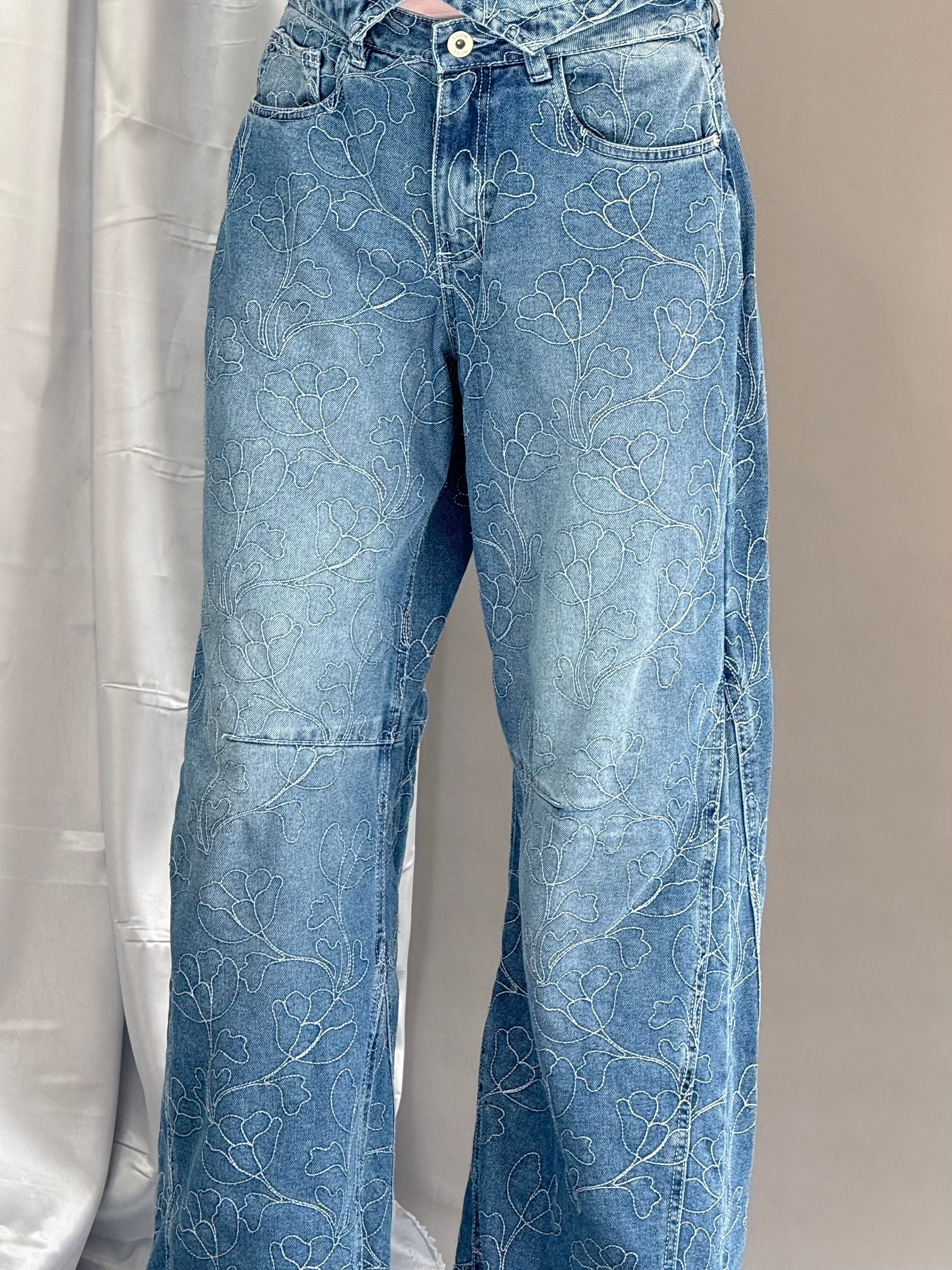 JEAN WIDE LEG TIRO  MEDIO BORDADO TEXTIL