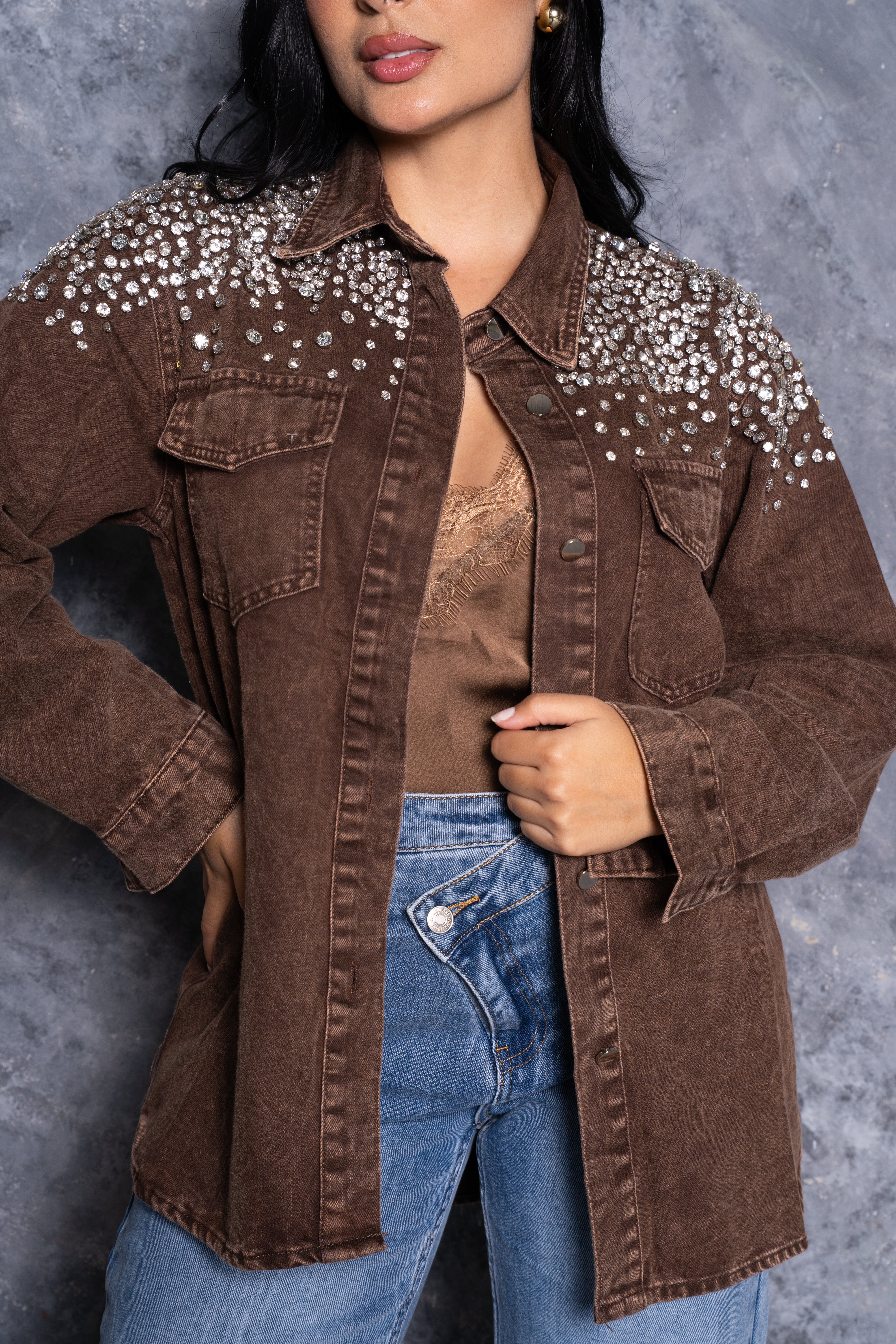 CHAQUETA DENIM CON PEDRERIA EN HOMBROS